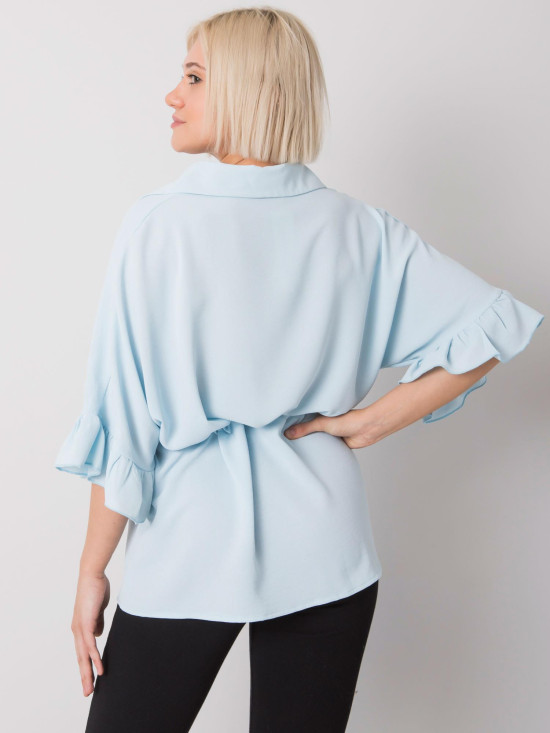 Stilska bluza s volanom v svetlo modri