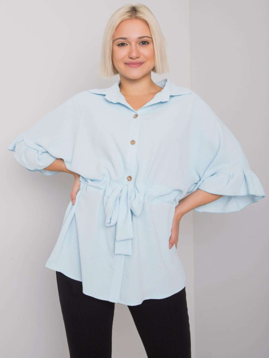 Stilska bluza s volanom v svetlo modri