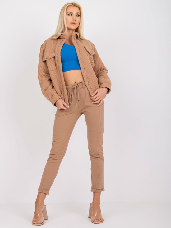Stilna prehodna jakna v camel barvi