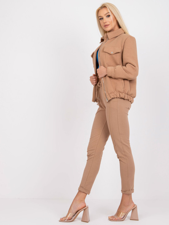 Stilna prehodna jakna v camel barvi