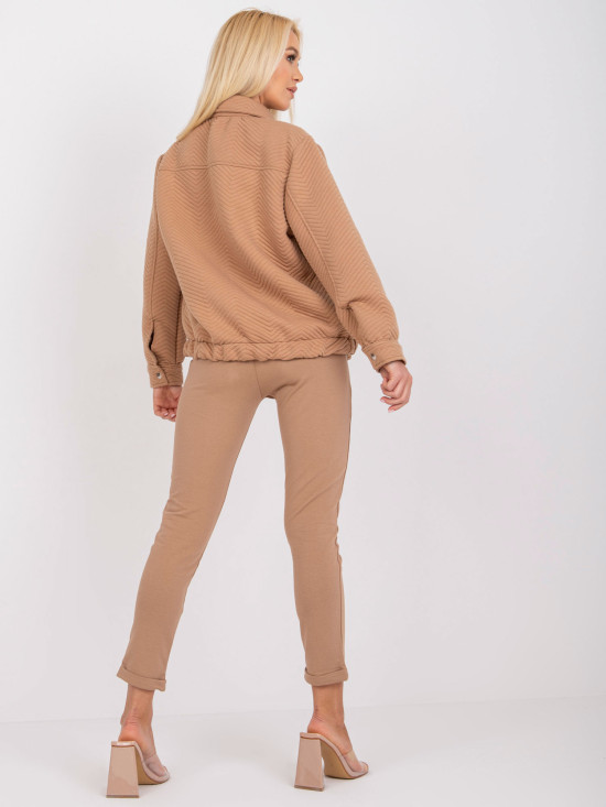 Stilna prehodna jakna v camel barvi