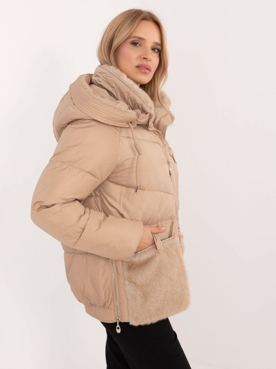 Stilna zimska jakna s kapuco v camel barvi