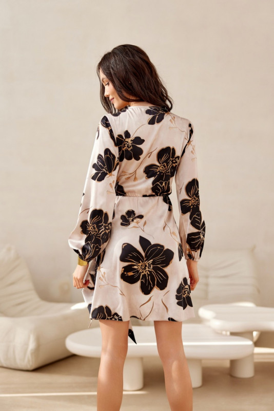 Vzorčasta bež mini obleka z zavezovanjem v pasu