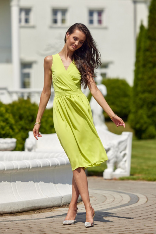 Midi obleka v limetni barvi s preklopnim izrezom in širokimi naramnicami