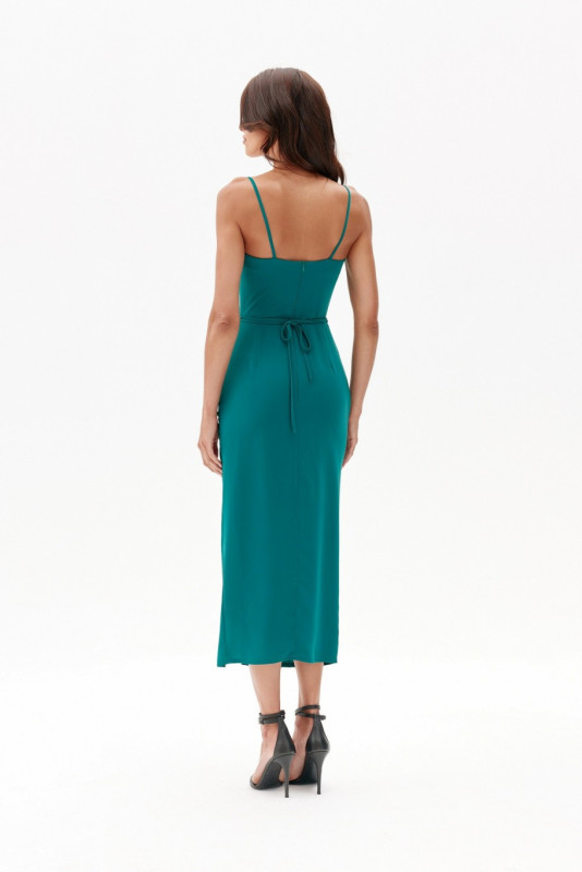 Midi obleka z nabiranjem in okrasno vrtnico v zeleni barvi