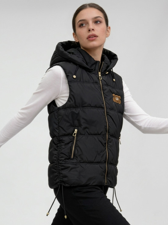 Ženski prešit brezrokavnik s snemljivo kapuco črna