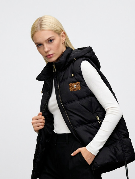 Ženski prešit brezrokavnik s snemljivo kapuco črna