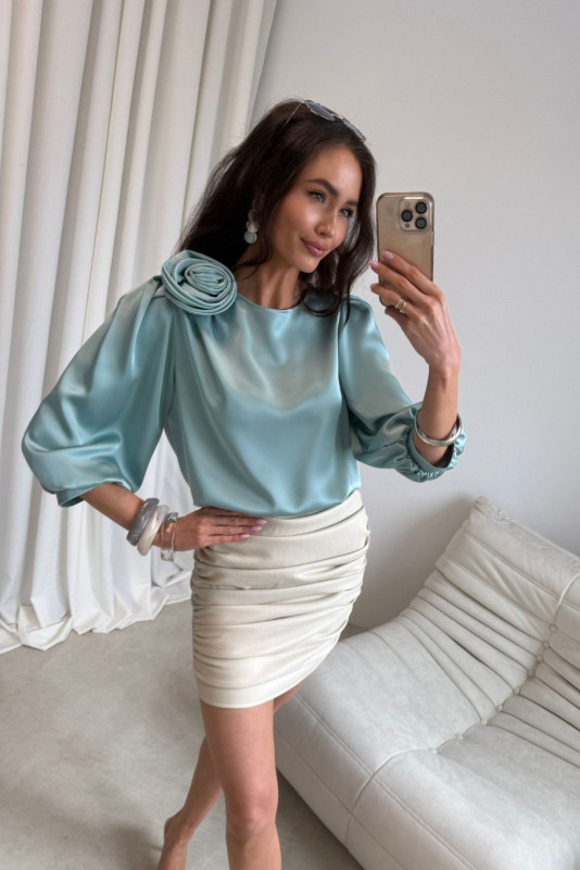 Mint zelena bluza z aplikacijo vrtnice