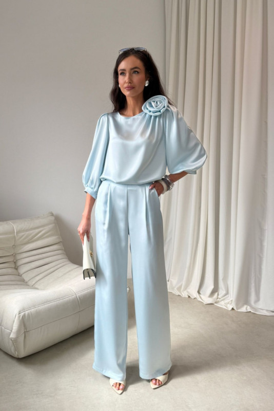Hlače v barvi baby blue