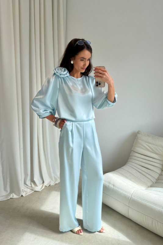 Hlače v barvi baby blue