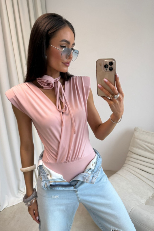 Pudrasto roza body z dekorativnim pasom