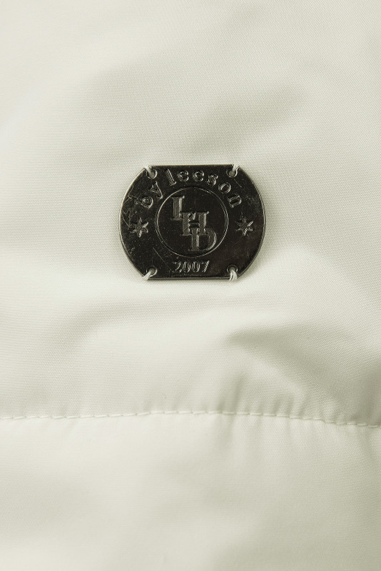 Kremasto bela zimska jakna s sivim plišem