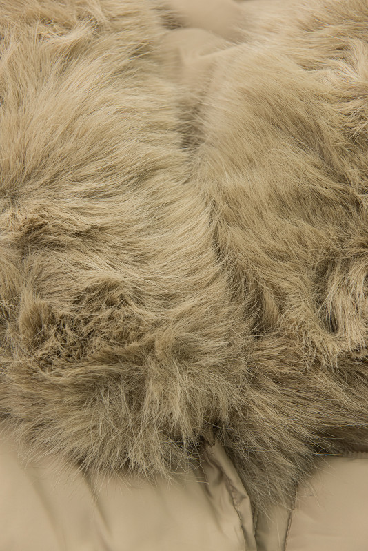 Zimska jakna s pasom in krznom svetlo bež