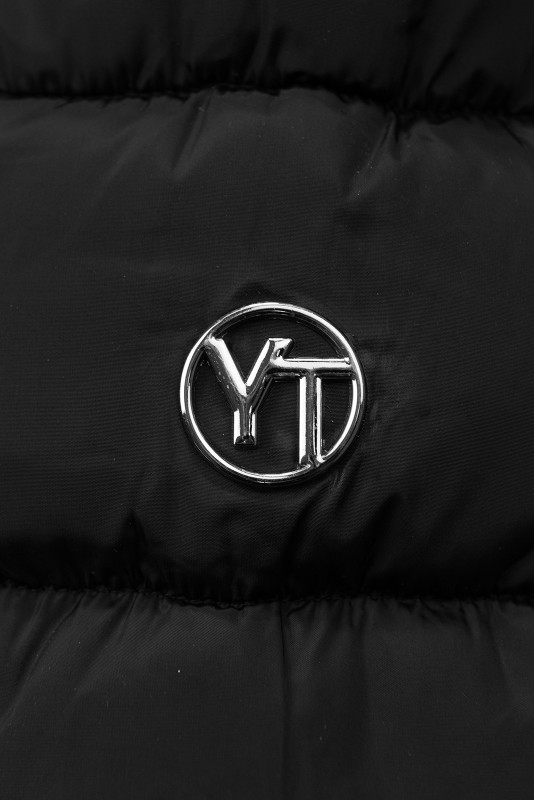 Zimska jakna s pasom in krznom črna