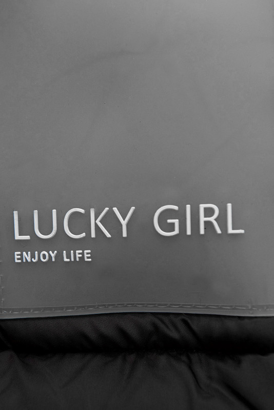 Prešita zimska bunda s podaljšanim hrbtnim delom, črna