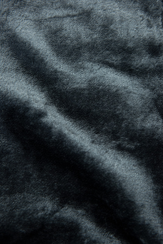 Črna prešita zimska jakna s snemljivo kapuco