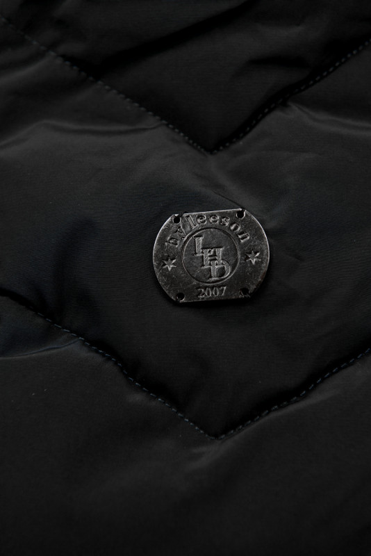 Črna prešita zimska jakna s snemljivo kapuco