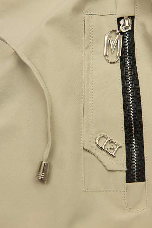 Elegantna ženska parka z zlatimi detajli bež