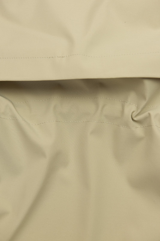 Elegantna ženska parka z zlatimi detajli bež