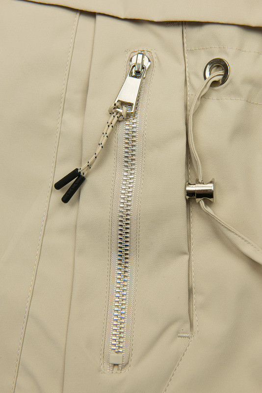 Podaljšana parka s potiskom v kapuci svetlo bež