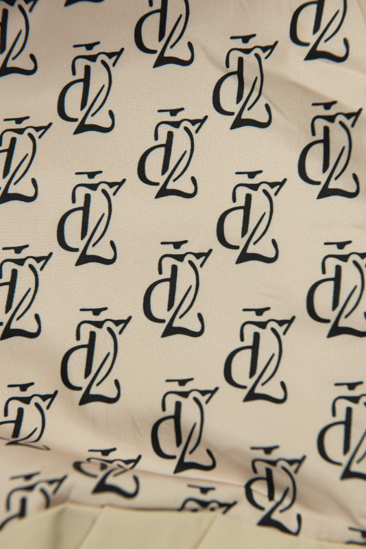 Podaljšana parka s potiskom v kapuci svetlo bež