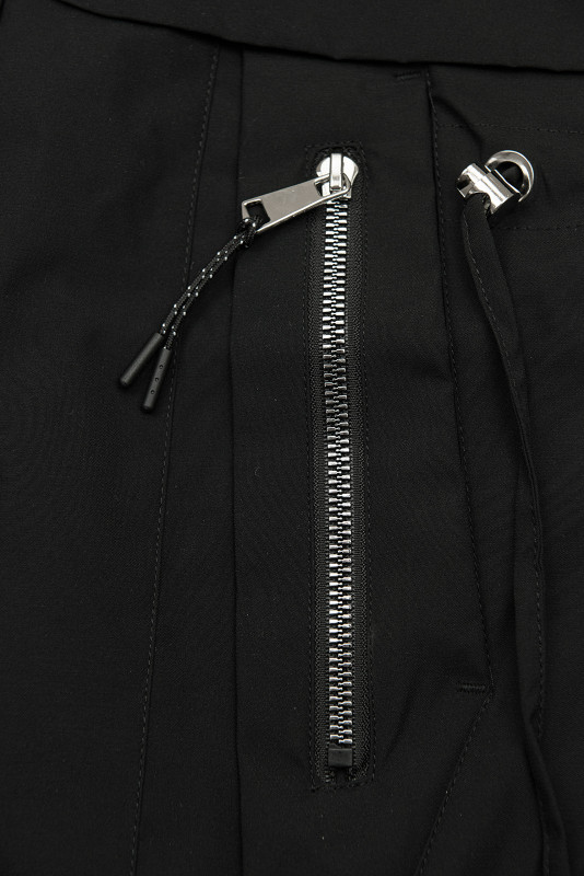 Podaljšana parka s potiskom v kapuci črna