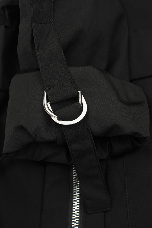 Podaljšana parka s potiskom v kapuci črna