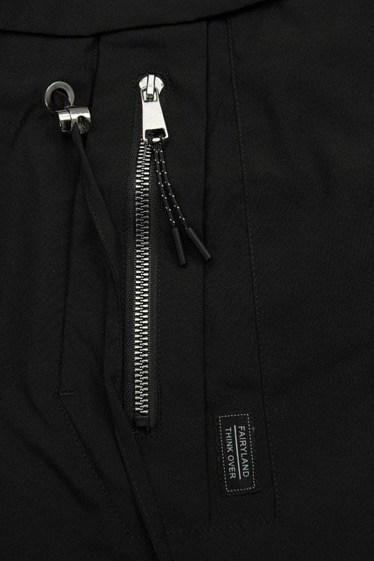 Podaljšana parka s potiskom v kapuci črna