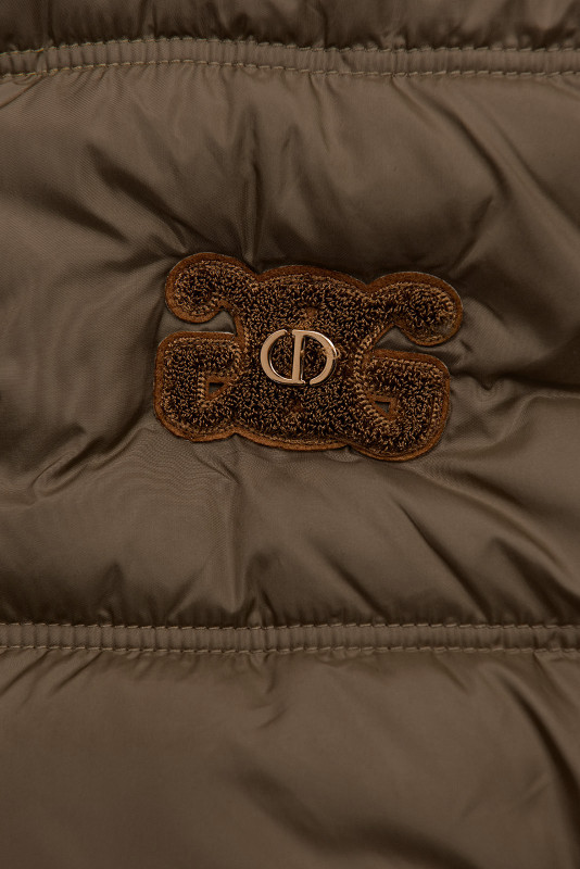 Ženski prešit brezrokavnik s snemljivo kapuco rjav