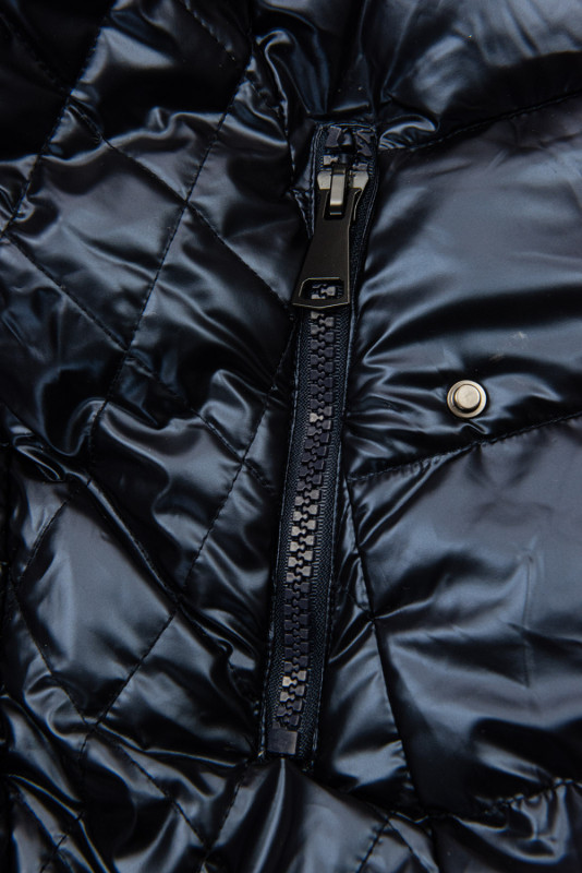 Temno modra prešita jakna z leskom