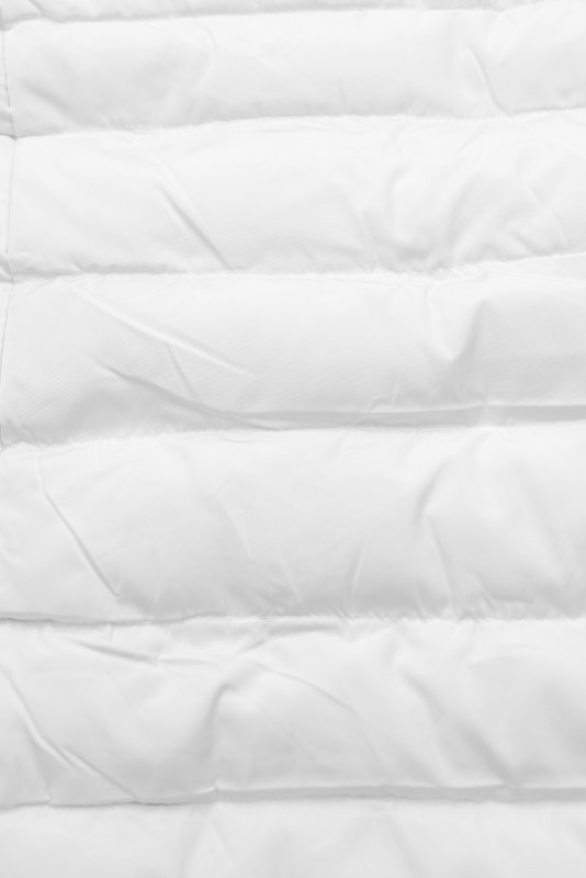 Zimska prešita jakna s kapuco bela