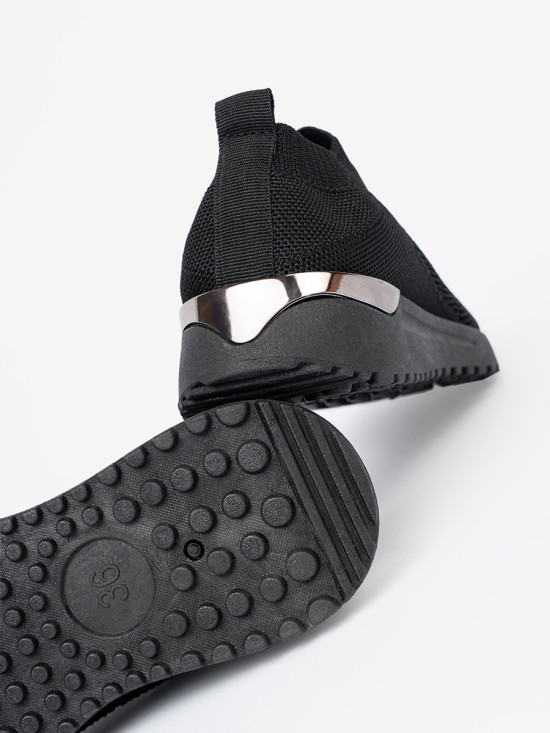 Črne športne slip-on teniske z tekstilnim zgornjim delom