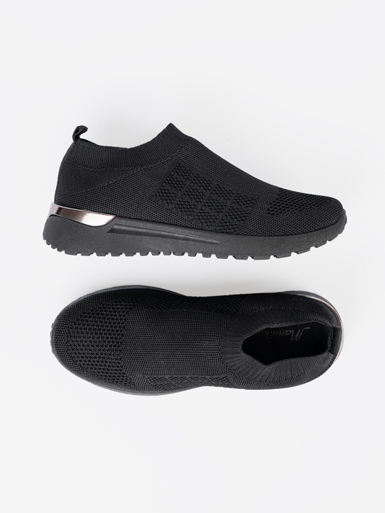 Črne športne slip-on teniske z tekstilnim zgornjim delom