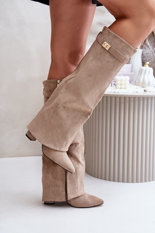 Bež škornji s peto in zavihanim zgornjim delom