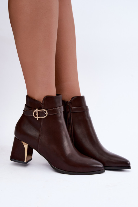 Gleženjar s paščkom in okrasno zaponko na peti, rjav