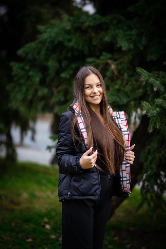 Črna jakna s karirasto obrobo