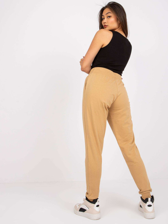 Stilne trenirke v camel barvi