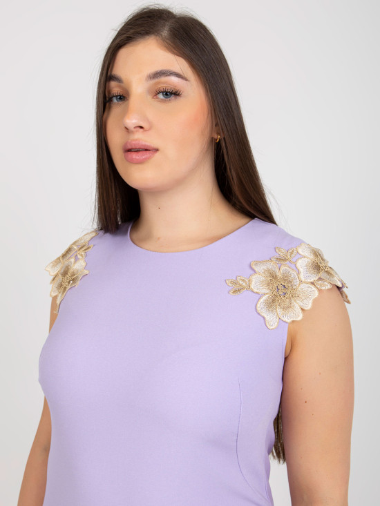 Svetlo vijolična elegantna obleka plus size z čipko