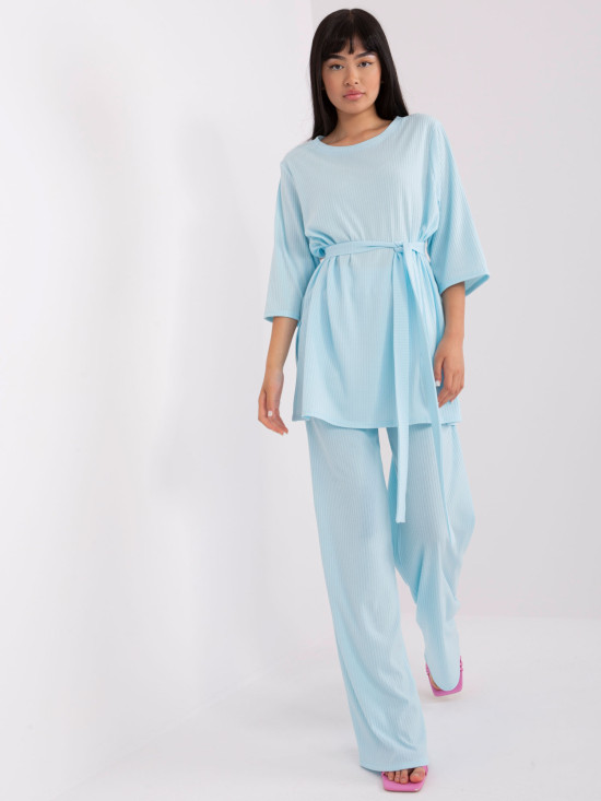Svetlo modri casual komplet z oversized bluzo