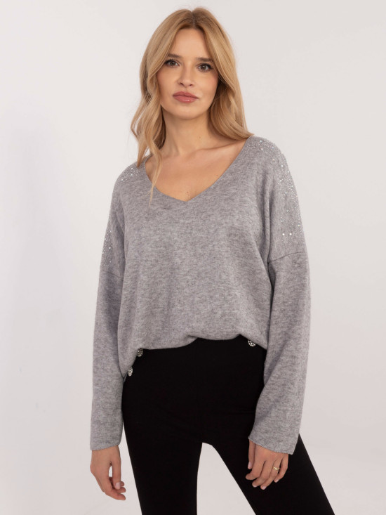 Elegantni siv pulover z aplikacijo