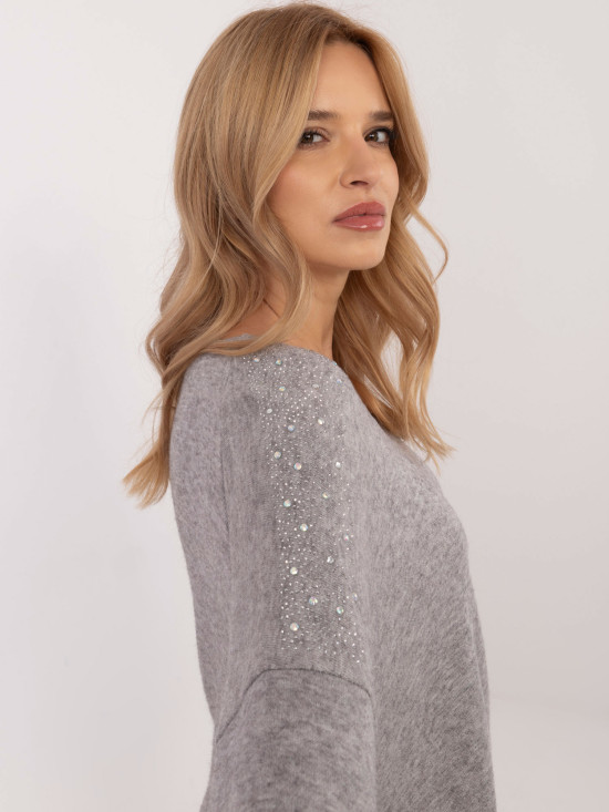 Elegantni siv pulover z aplikacijo