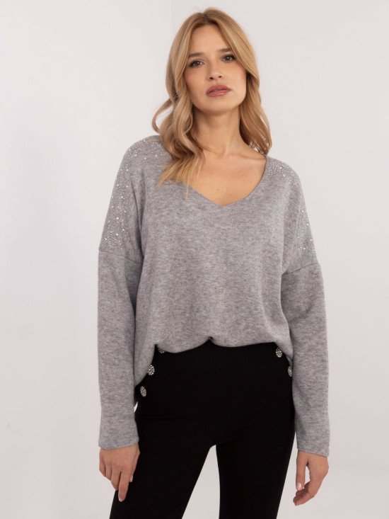 Elegantni siv pulover z aplikacijo