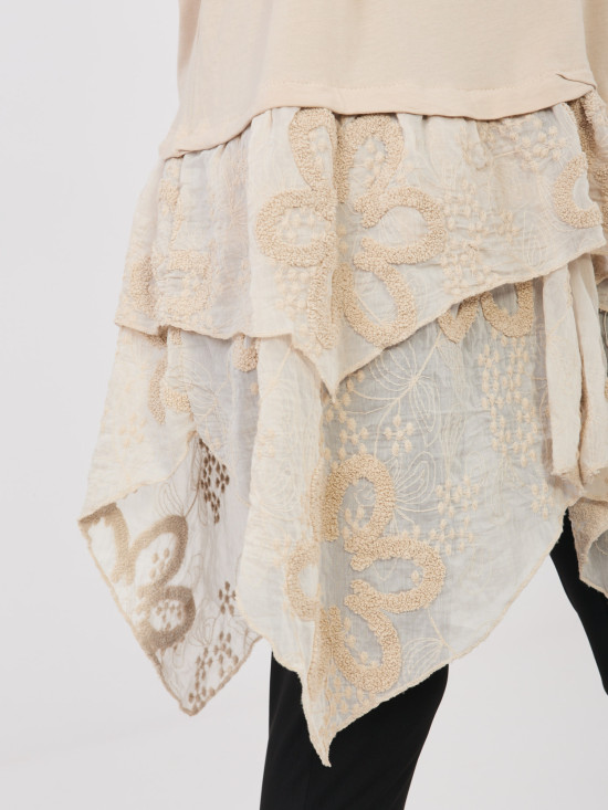 Bež bluza iz bombaža s kratkimi rokavi in volančki