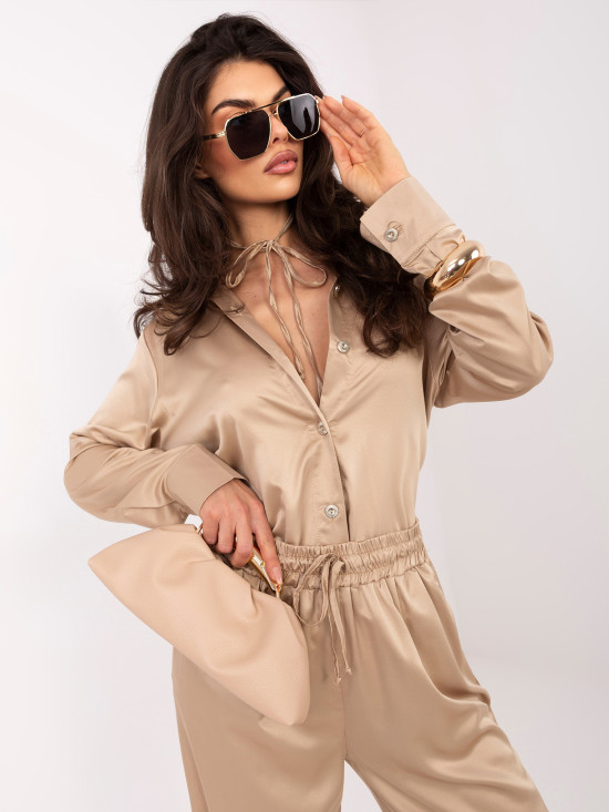 Bež komplet srajca in hlače s pasom