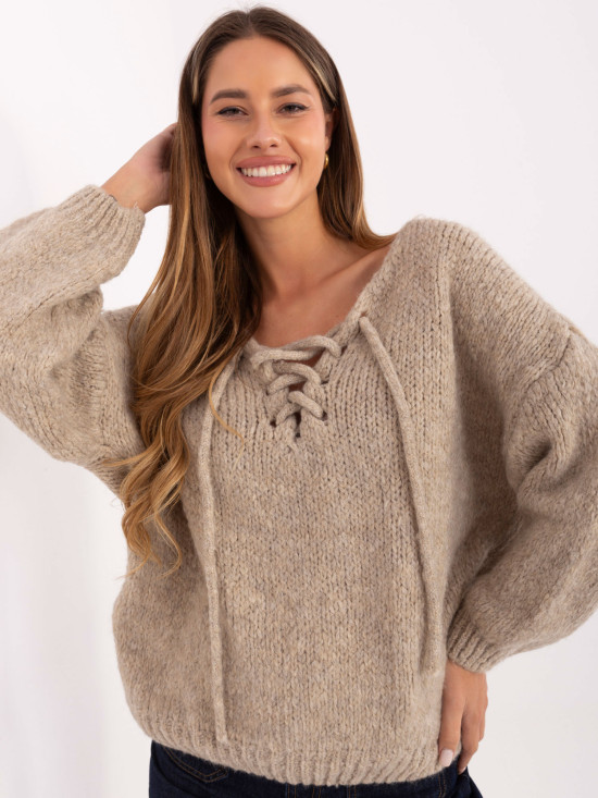 Bež pulover s pletenim vzorcem in vezalkami pri izrezu