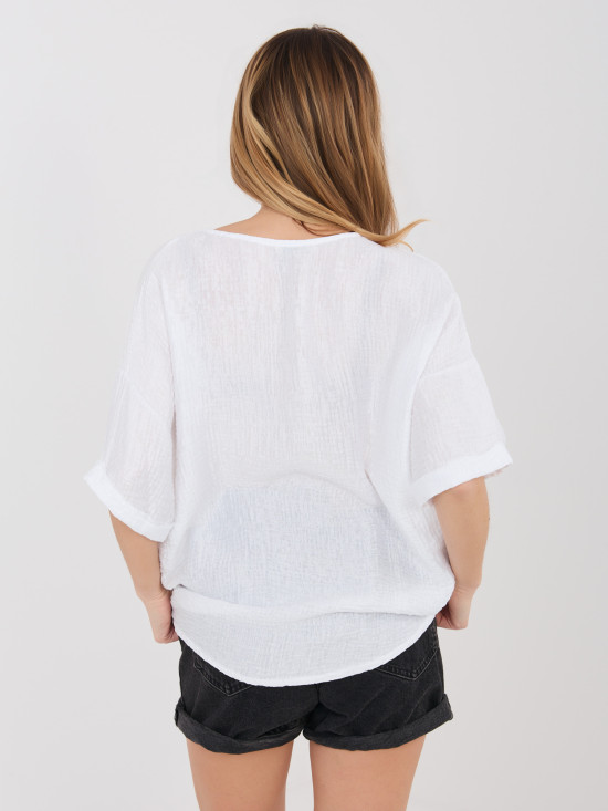 Bela bluza z V-izrezom in teksturiranim materialom