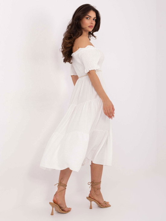 Bela razširjena obleka s pasom