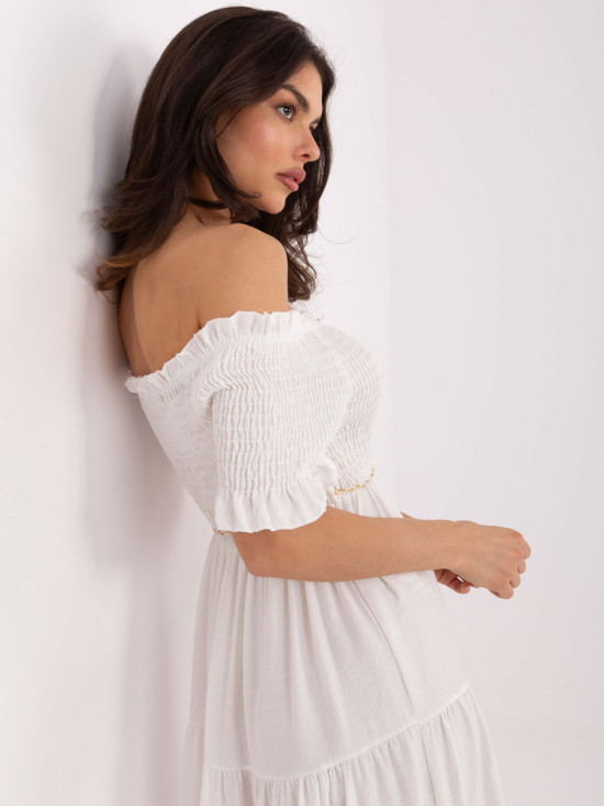 Bela razširjena obleka s pasom