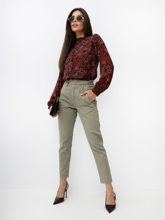 Elegantna bluza s cvetličnim vzorcem in stoječim ovratnikom