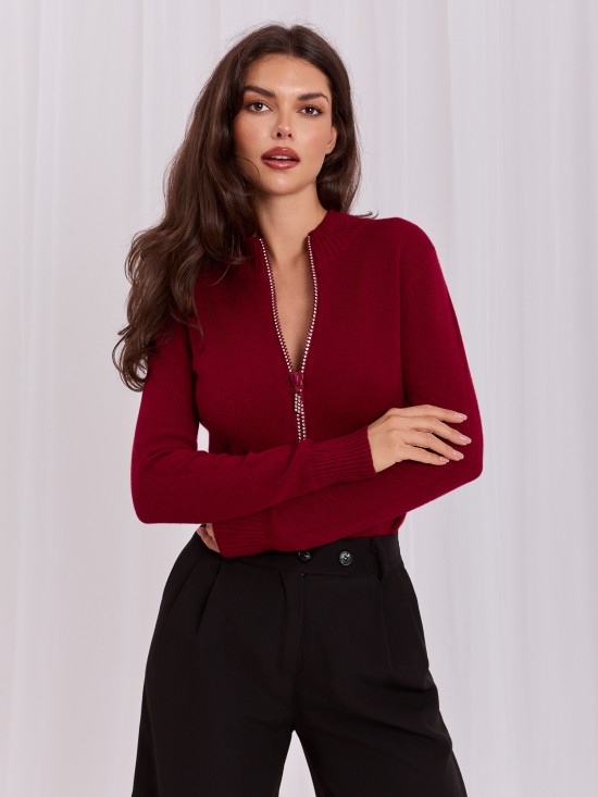 Eleganten bordo pulover s stoječim ovratnikom in cirkoni